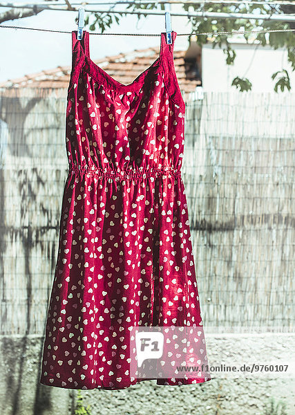 Bulgarien,  rotes Kleid mit Herzformen auf der Wäsche