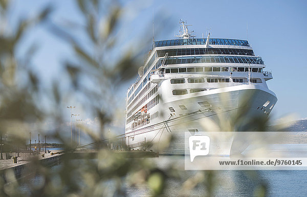 Griechenland  Kreuzfahrtschiff im Hafen vertäut