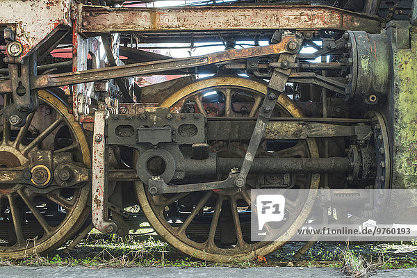 Bulgarien  Räder einer alten Dampflokomotive