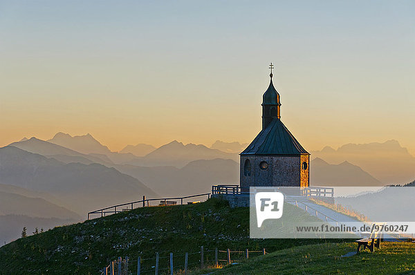 Deutschland  Oberbayern  Tegernsee  Blick vom Wallberg  Kapelle am Abend
