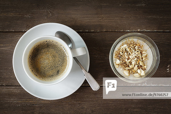 Tasse Kaffee und Glas veganer Kokospudding mit Bananen- und Tapiokagranulat