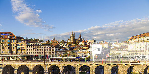 Schweiz  Lausanne  Stadtbild mit Brücke Grand-Pont und Kathedrale Notre-Dame