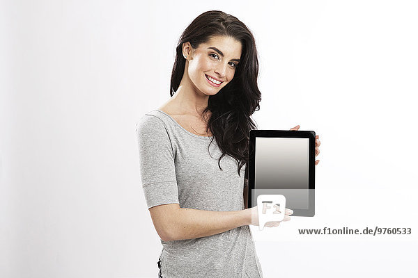 Porträt einer lächelnden jungen Frau mit digitalem Tablett