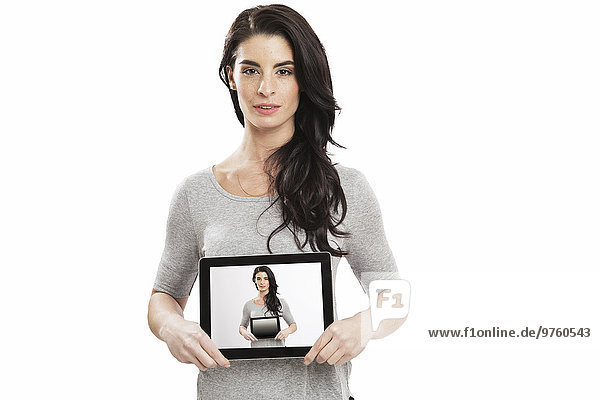 Porträt einer jungen Frau mit digitalem Tablett und Selfie