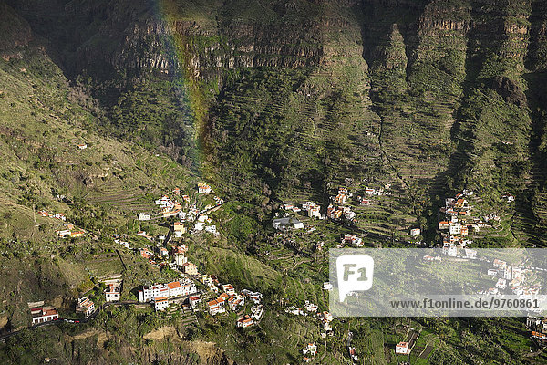 Spanien  Kanarische Inseln  La Gomera  Valle Gran Rey  Blick vom Mirador Cesar Manrique  Regenbogen über Dorf
