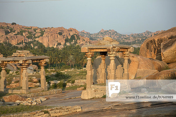 Indien  Karnataka  Tempelruine und Granitfelsen auf dem Hermakuta Hill in Hampi