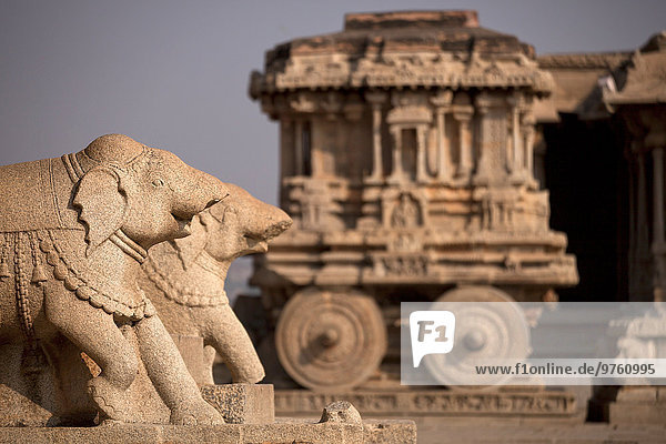 Indien  Karnataka  Steinchariot und Elefantenfiguren im Vittala-Tempel in Hampi