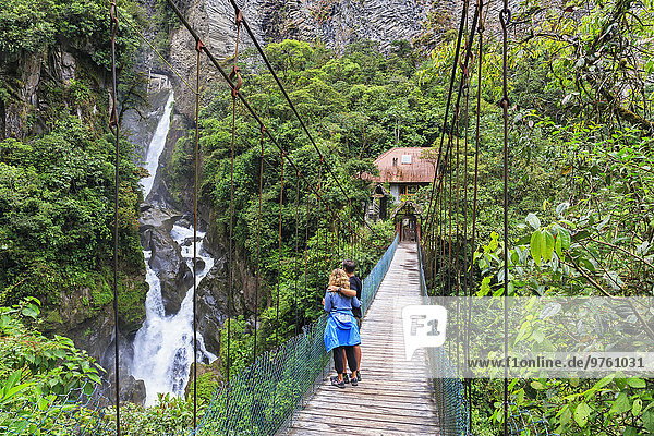 Ecuador  Tungurahua  Banos de Agua Santa  Touristen am Wasserfall Pailon del Diablo