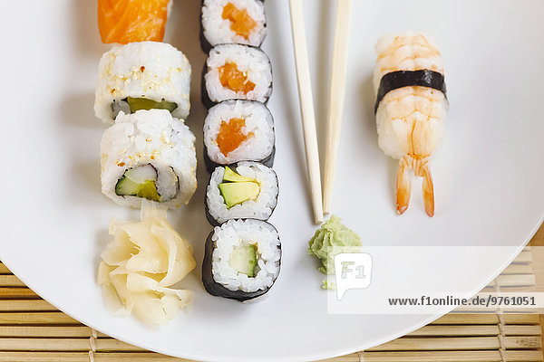 Sushi mit Wasabi und Ingwer auf dem Teller
