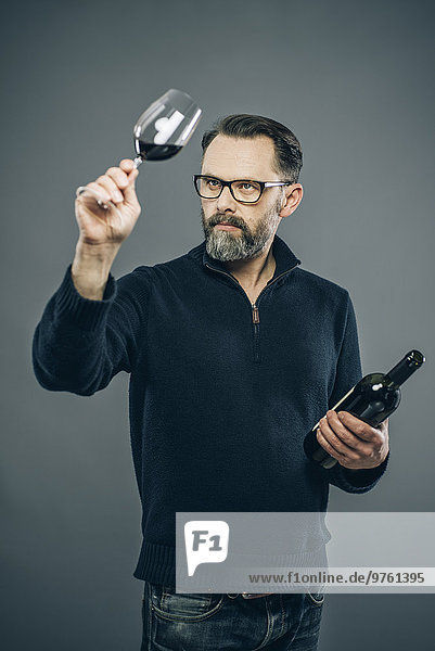 Mann schmeckt Rotwein