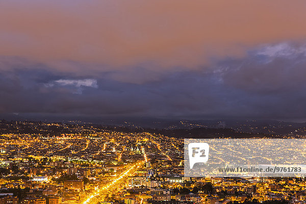 Ecuador  Blick nach Cuenca vom Mirador de Turi zur blauen Stunde