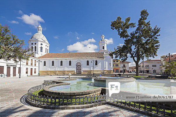 Ecuador  Cuenca  Ansicht San Sebastian Kirche mit Brunnen im Vordergrund