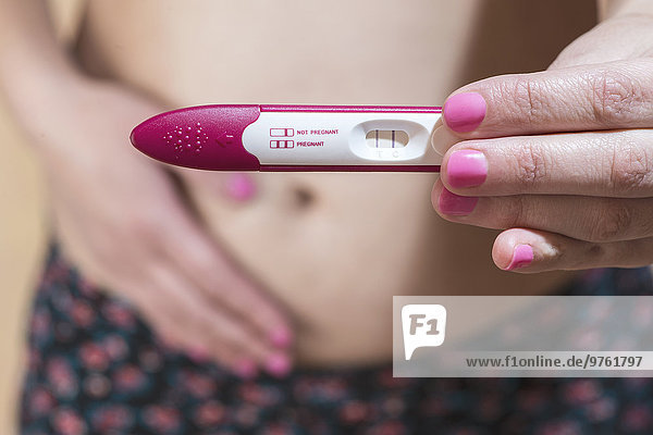 Frau mit einem Schwangerschaftstest
