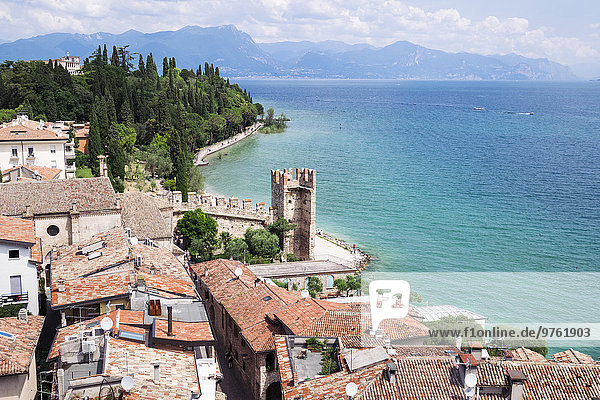 Italien  Lombardei  Provinz Brescia  Sirmione  Gardasee  Blick vom Schloss Scaliger aus
