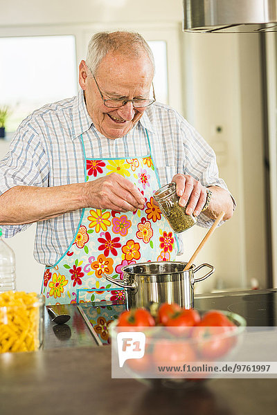 Senior Mann beim Kochen in der Küche