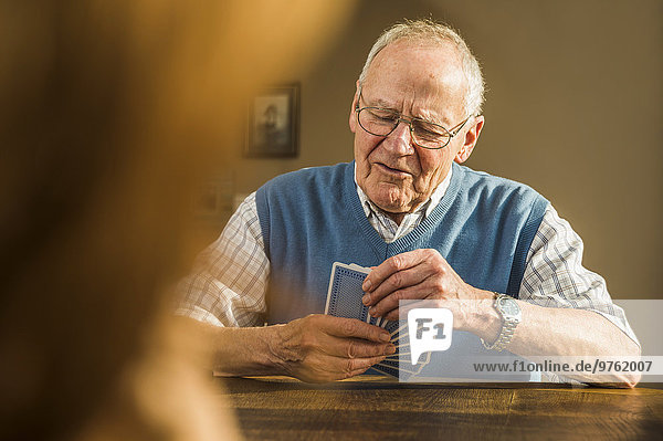 Senior Mann beim Kartenspielen