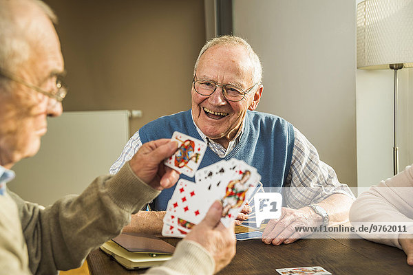 Senior Freunde spielen Karten