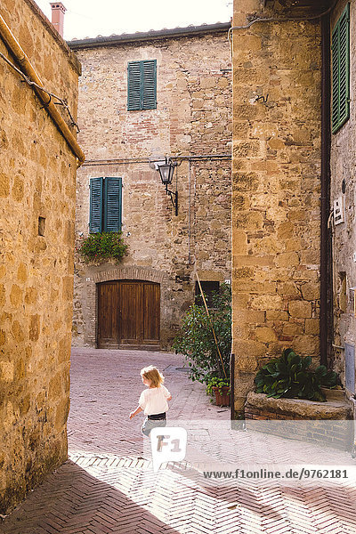 Italien  Toskana  Pienza  Kleines Mädchen läuft durch die Gasse in der historischen Altstadt