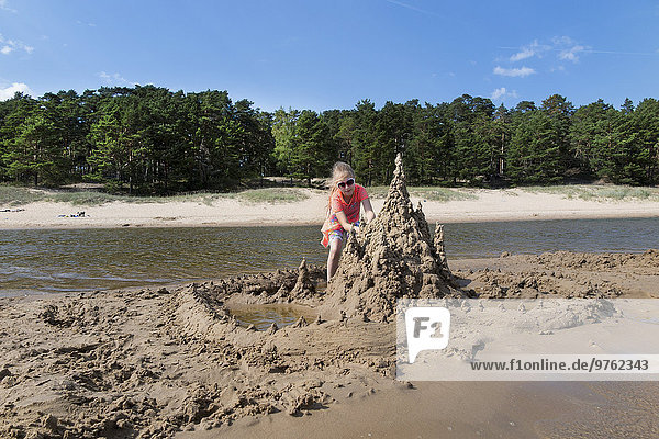 Estland  Peipus See  Kauksi Strand  Mädchen bauen Sandburg
