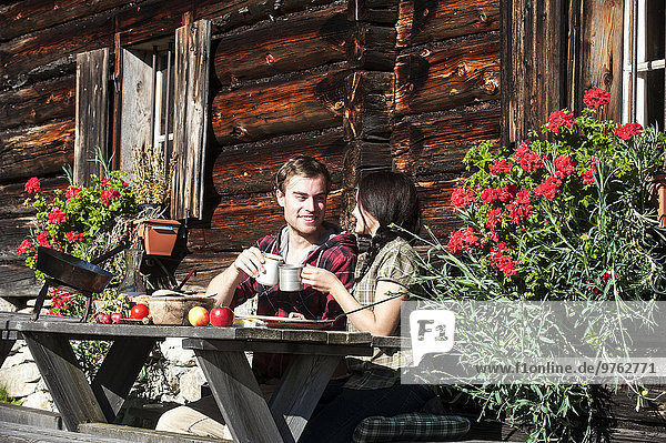 Austria  Altenmarkt-Zauchensee  couple having a break at alpine cabin