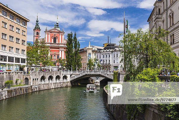 Ljubljanica River  Ljubljana triple bridge (Tromostovje) and the Franciscan Church of the Annunciation  Ljubljana  Slovenia  Europe