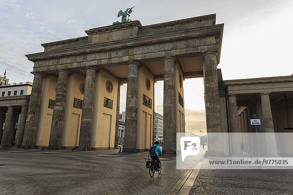 Berlin Hauptstadt Europa Morgen Fahrradfahrer nähern früh Eingang Brandenburg Deutschland