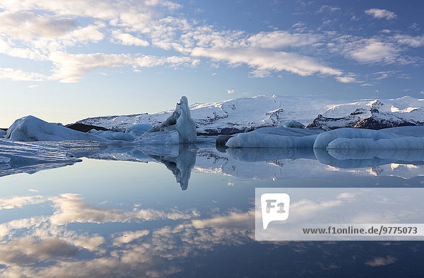 Nationalpark Wasser Berg Ecke Ecken Ruhe Spiegelung Eisberg Vatnajökull Nachmittag Eis bedecken Island Lagune Reflections Schnee