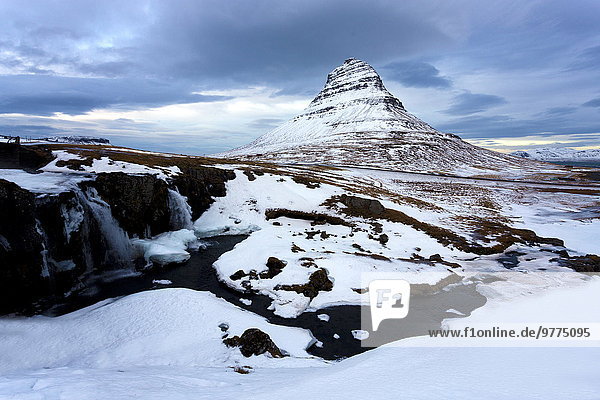 Schnee Berg bedecken Fluss Kirche Wasserfall Fokus auf den Vordergrund Fokus auf dem Vordergrund Snaefellsnes gefroren Island