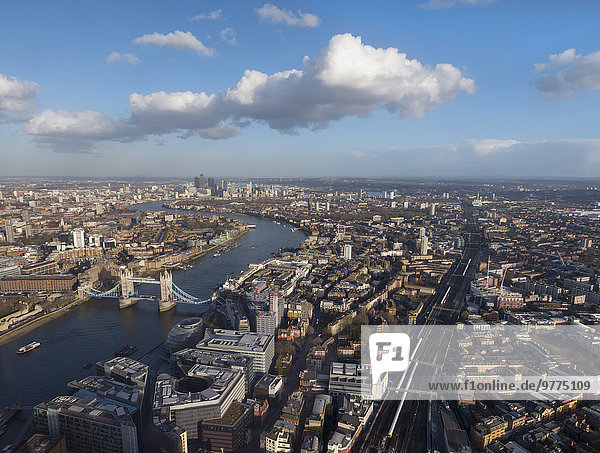 Luft-Stadtbild mit Fluss Themse  Tower Bridge und Bahngleisen  London  England  Großbritannien  Europa