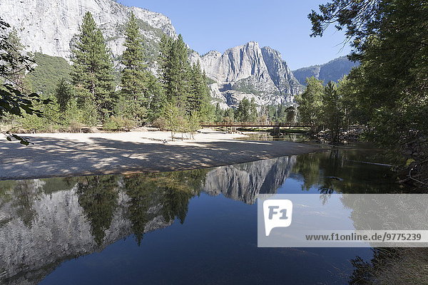 schaukeln schaukelnd schaukelt schwingen schwingt schwingend Amerika über Brücke Fluss Nordamerika Verbindung UNESCO-Welterbe Yosemite Nationalpark Kalifornien Merced
