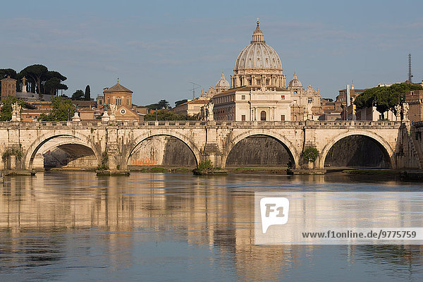Rom Hauptstadt Europa Brücke Fluss Tiber Latium Italien Petersdom