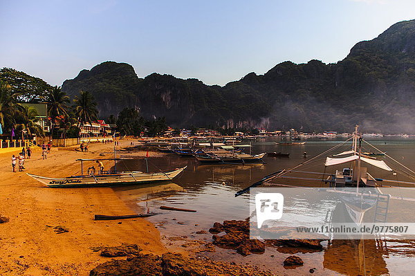 The beach of El Nido at sunset  Bacuit Archipelago  Palawan  Philippines  Southeast Asia  Asia