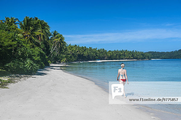 Frau gehen Strand weiß Sand Pazifischer Ozean Pazifik Stiller Ozean Großer Ozean Fiji