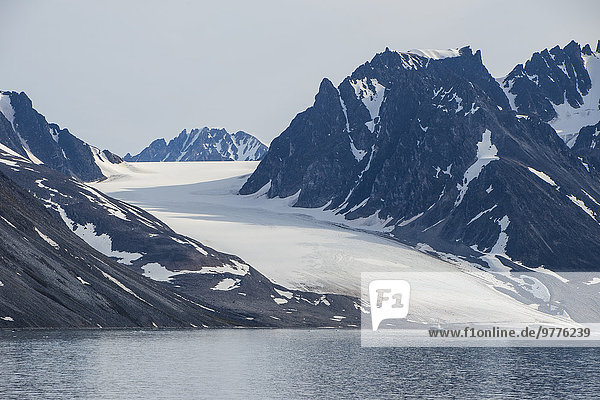 Europa klein Boot Norwegen angeln Spitzbergen Arktis Fjord Skandinavien Svalbard