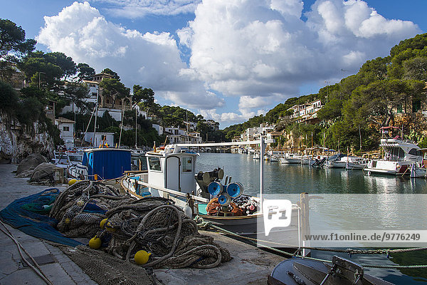 Europa Schönheit klein Boot angeln Mallorca Balearen Balearische Inseln Bucht Spanien