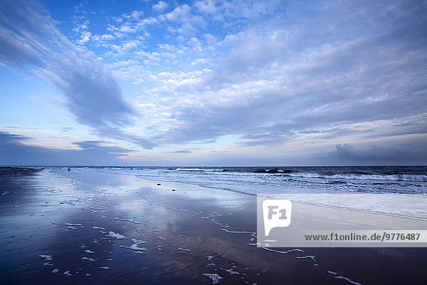 Europa Wolke Strand Großbritannien Spiegelung England Northumberland Reflections Dämmerung
