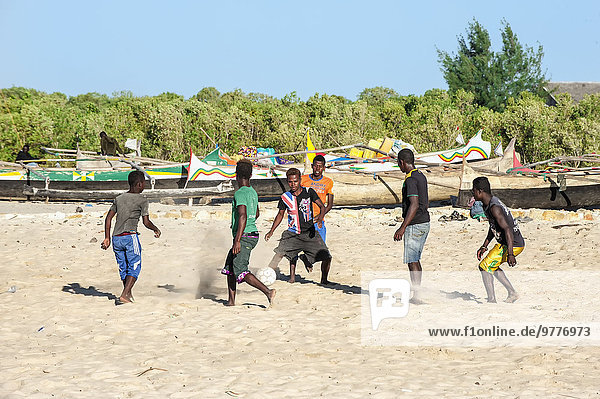 Junge - Person Afrika Football Madagaskar spielen