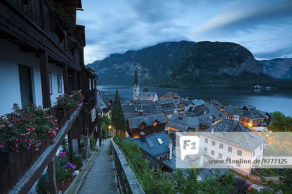 beleuchtet Europa Dorf UNESCO-Welterbe Österreich Abenddämmerung Hallstatt