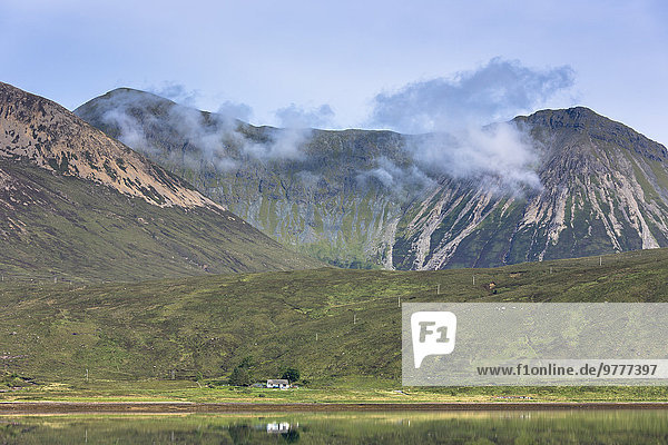 Wasser Europa Berg Großbritannien klein weiß Spiegelung Einsamkeit Jungvogel See unterhalb Isle of Skye Schottland