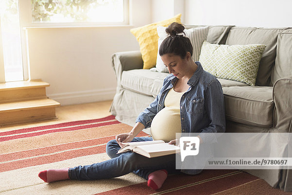 sitzend Frau Boden Fußboden Fußböden Buch Schwangerschaft Taschenbuch vorlesen