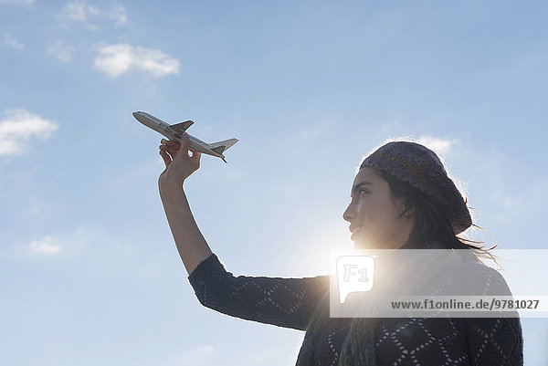 Flugzeug junge Frau junge Frauen Modell halten Ansicht Seitenansicht