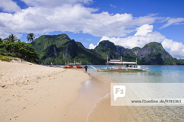 Long sandy beach in the Bacuit archipelago  Palawan  Philippines  Southeast Asia  Asia