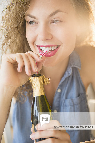 junge Frau junge Frauen Fröhlichkeit schlürfen Flasche Champagner