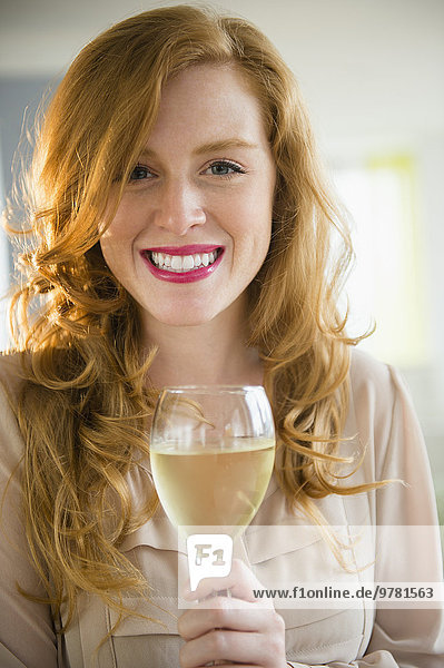 Portrait Attraktivität Frau Glas Wein halten