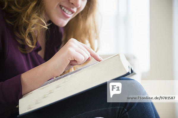 junge Frau junge Frauen Buch Taschenbuch vorlesen