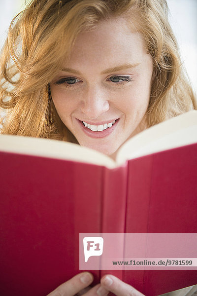junge Frau junge Frauen Buch Taschenbuch vorlesen