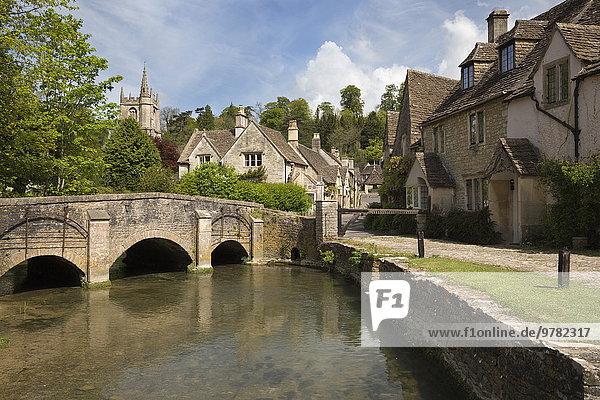 Europa Großbritannien Bach Landhaus Cotswolds Castle Combe England Wiltshire