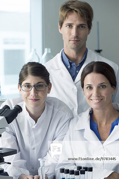 Wissenschaftlerteam im Labor  Portrait