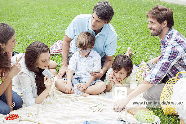 Familienspiel beim Picknick