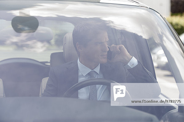 Geschäftsmann beim Telefonieren im Auto